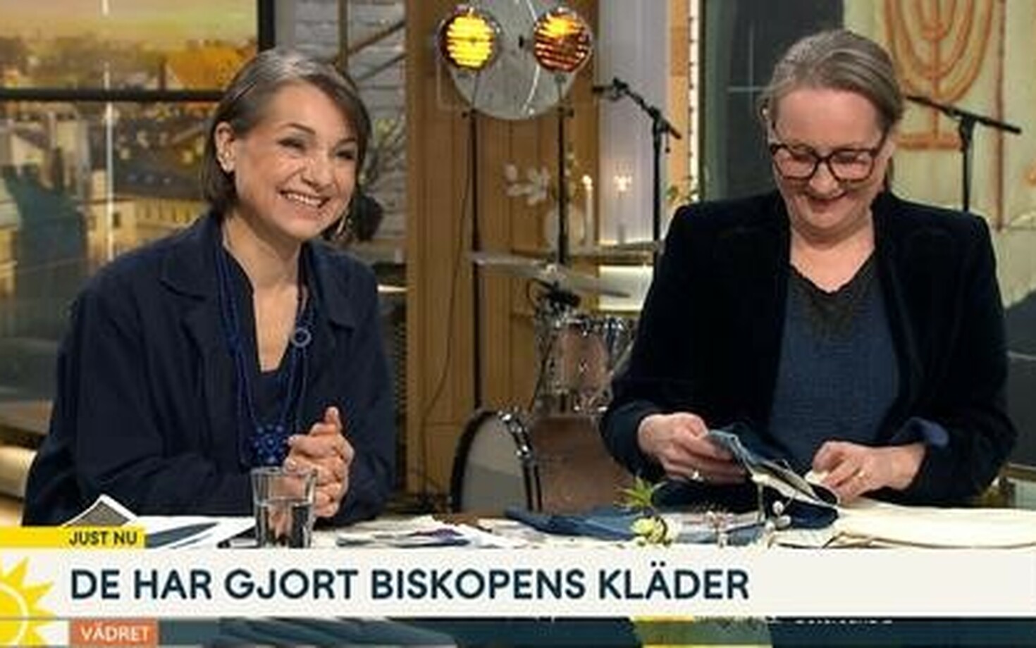 Hantverkarna bakom biskopens kläder på besök hos TV4 