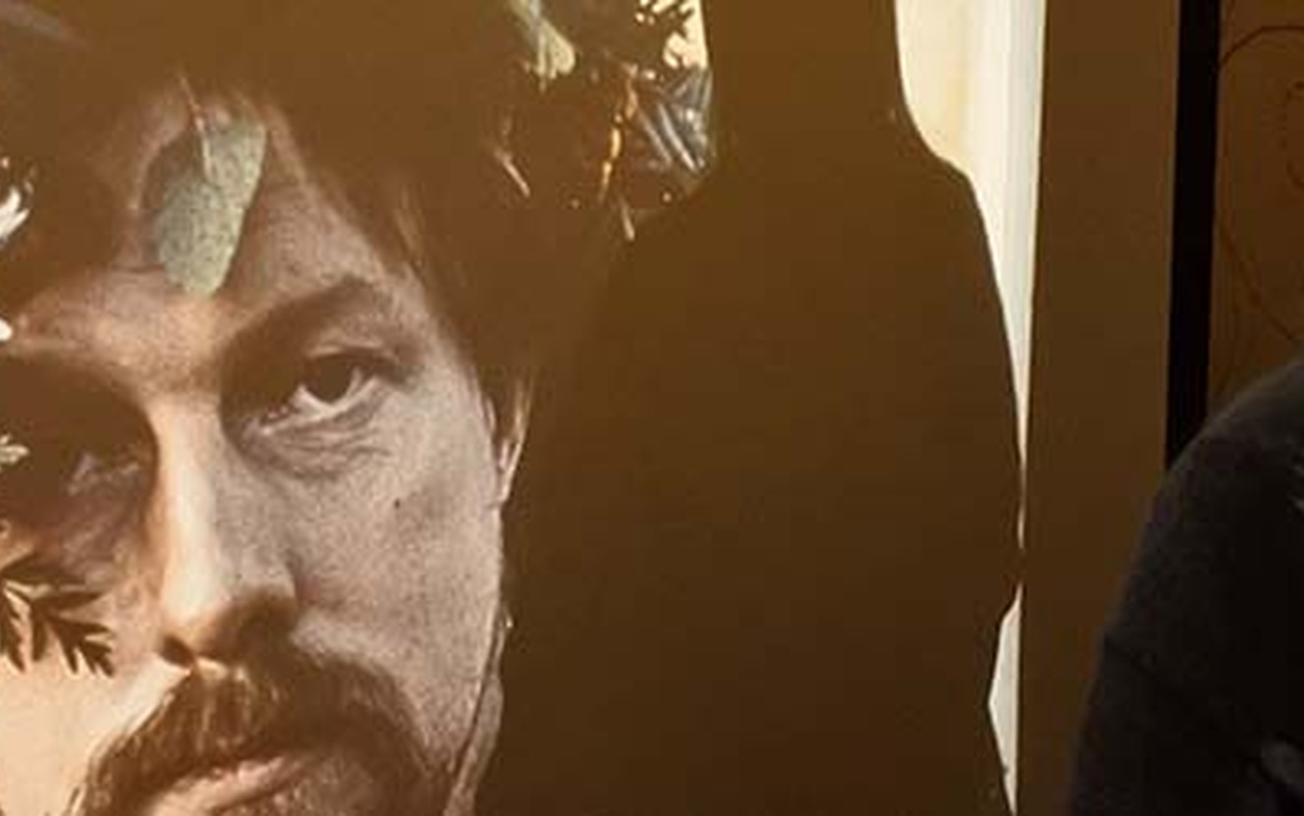 Färgstark kväll med folkkär konstnär i fokus