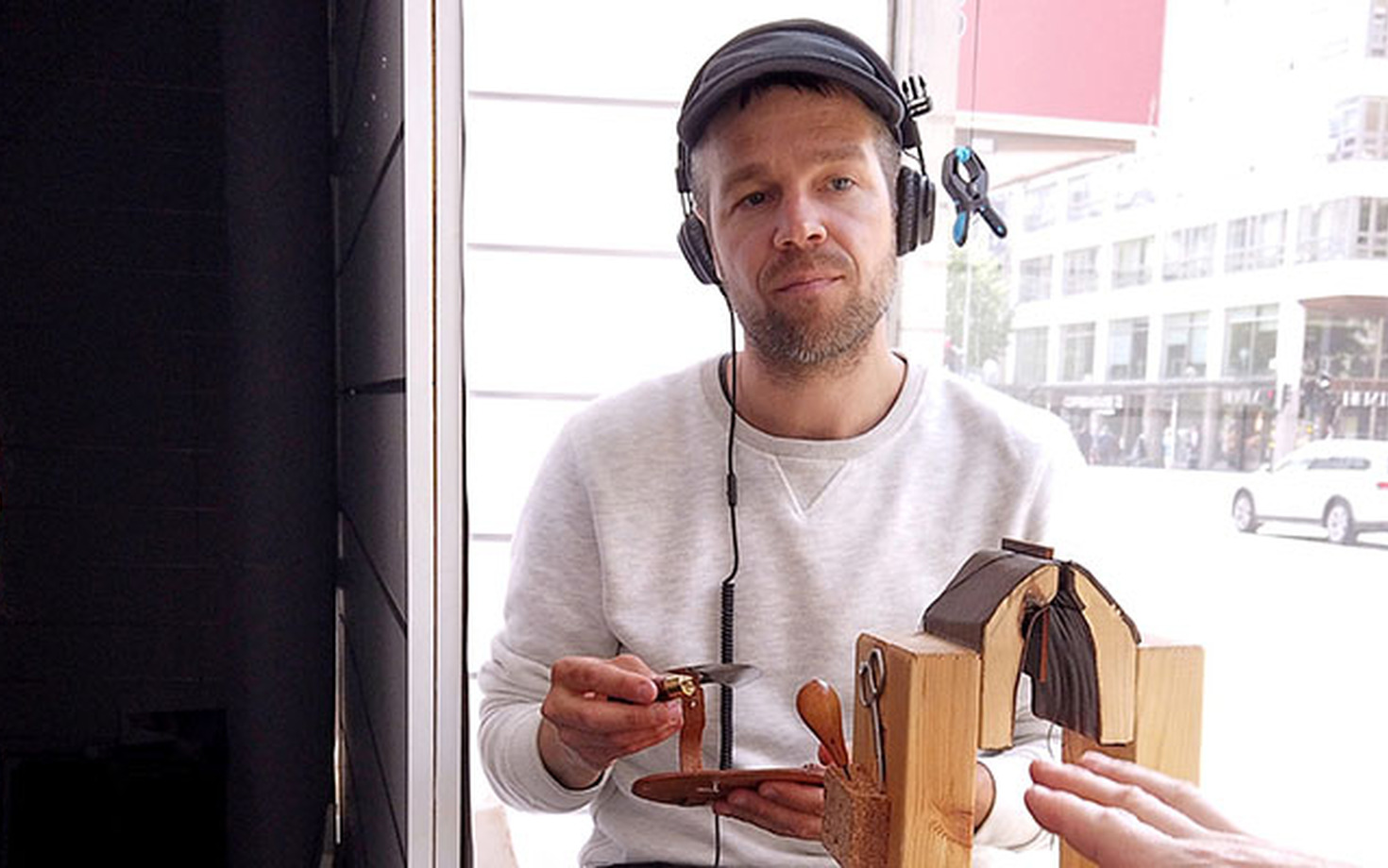 Radiointervju i ett skyltfönster