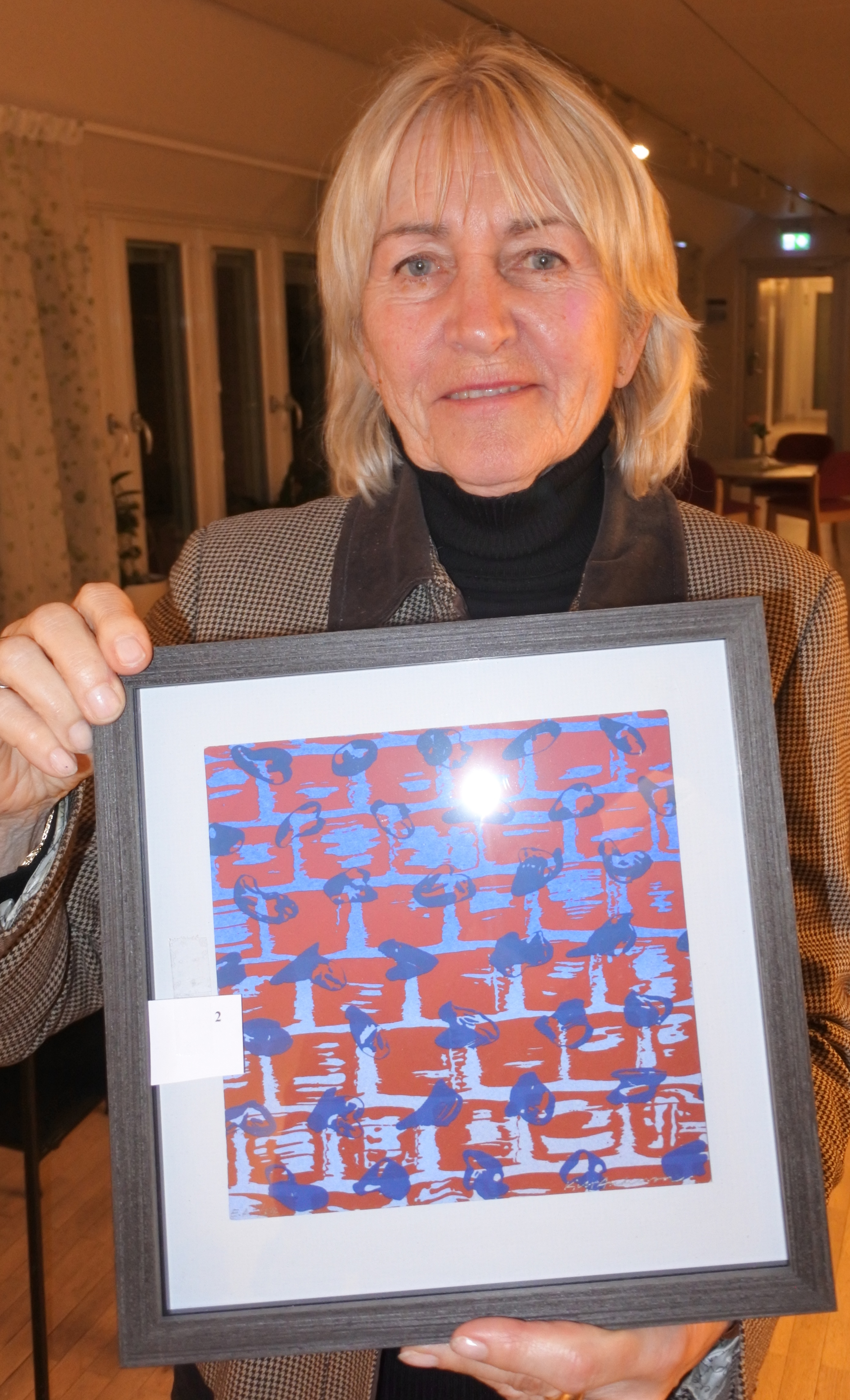 Birgitta Holmström med Kjell Anderssons screentryck.