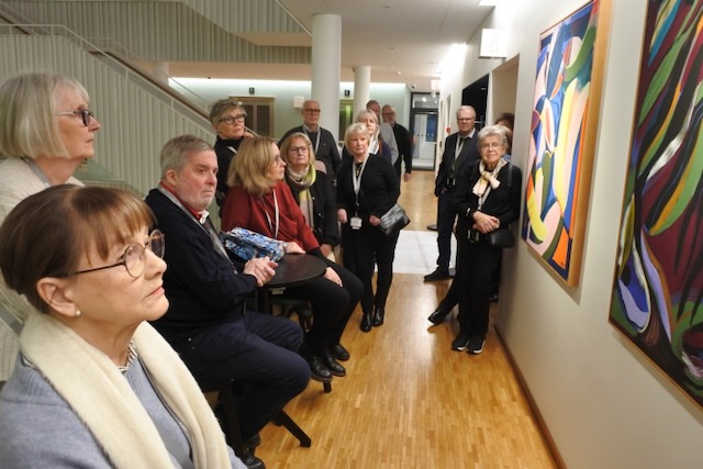 TVÅ TIMMAR. Så länge vandrade Konstgillets medlemmar runt på SEB:s huvudkontor i Solna.