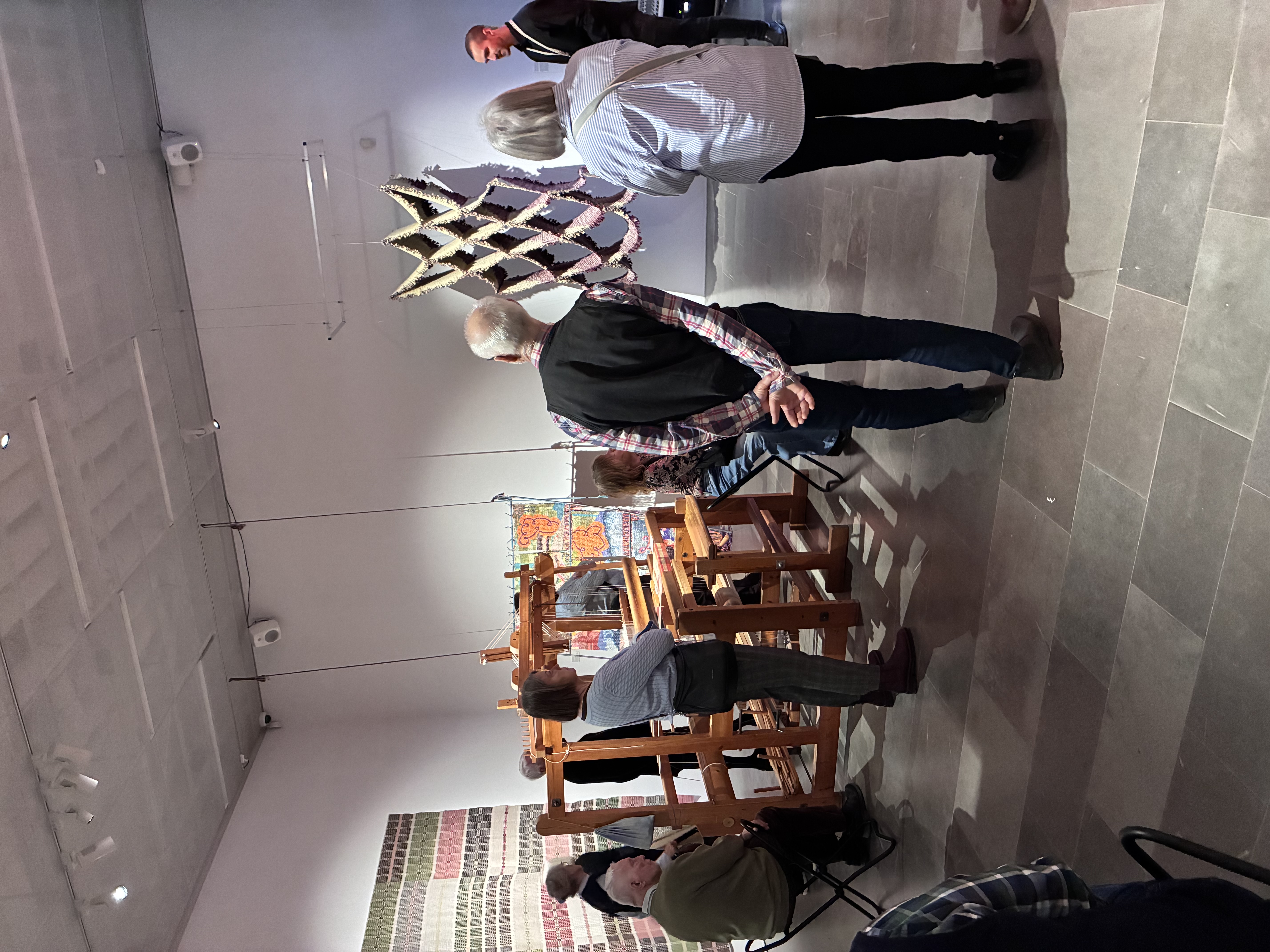 FRÅN PAPPER TILL MATTOR. Konstgillets medlemmar fick höra historien om hur trasmattor började tillverkas på 1800-talet. Länge har mattorna ansetts vara allmoge-mattor, men nu börjar de anses som konst.