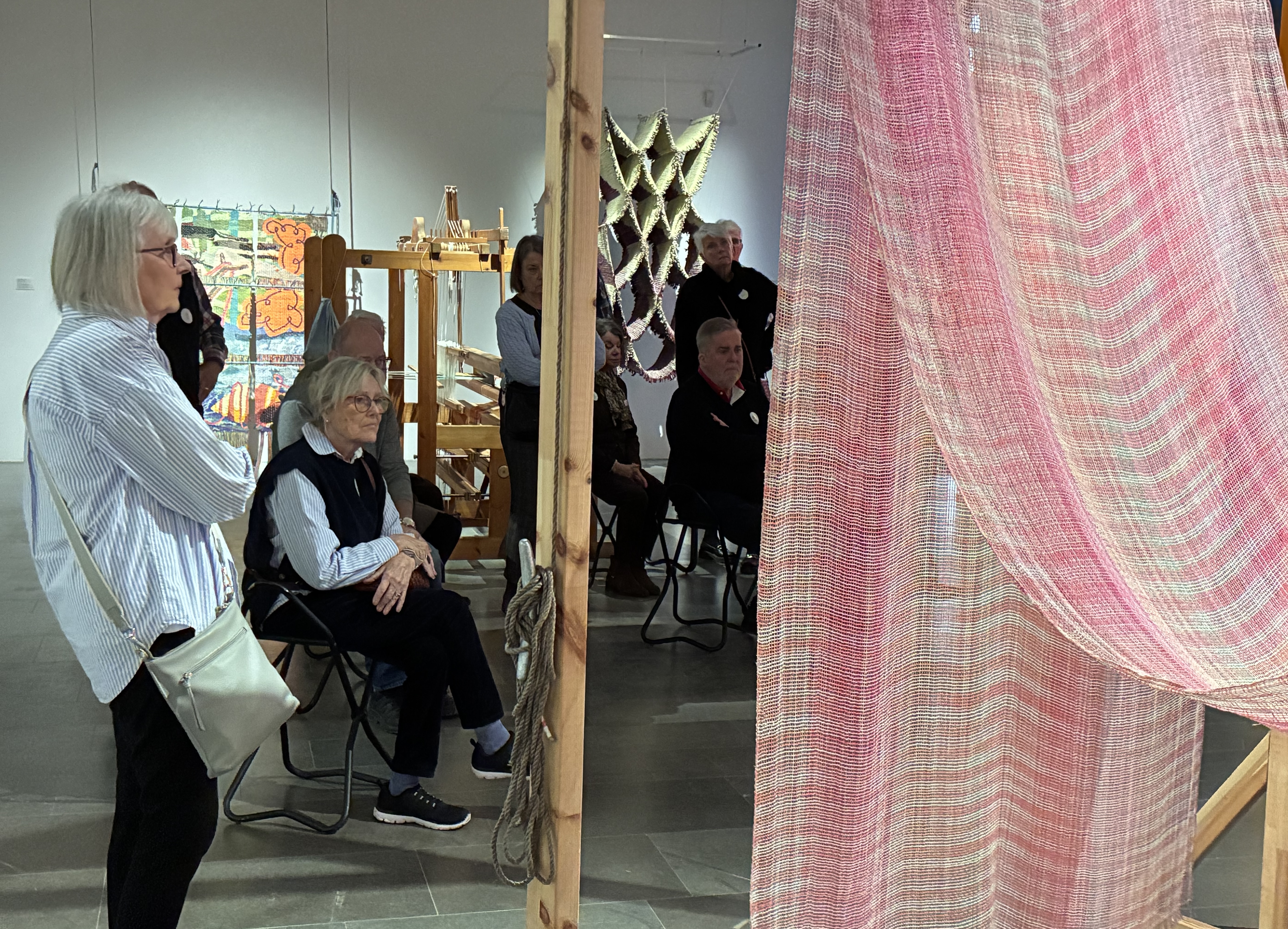 ÖVERRASKADE. Trasmattan har kommit på modet igen och många av Konstgillets besökare på Sven-Harrys blev överraskade av hur finurliga konstnärerna var i sitt skapande.