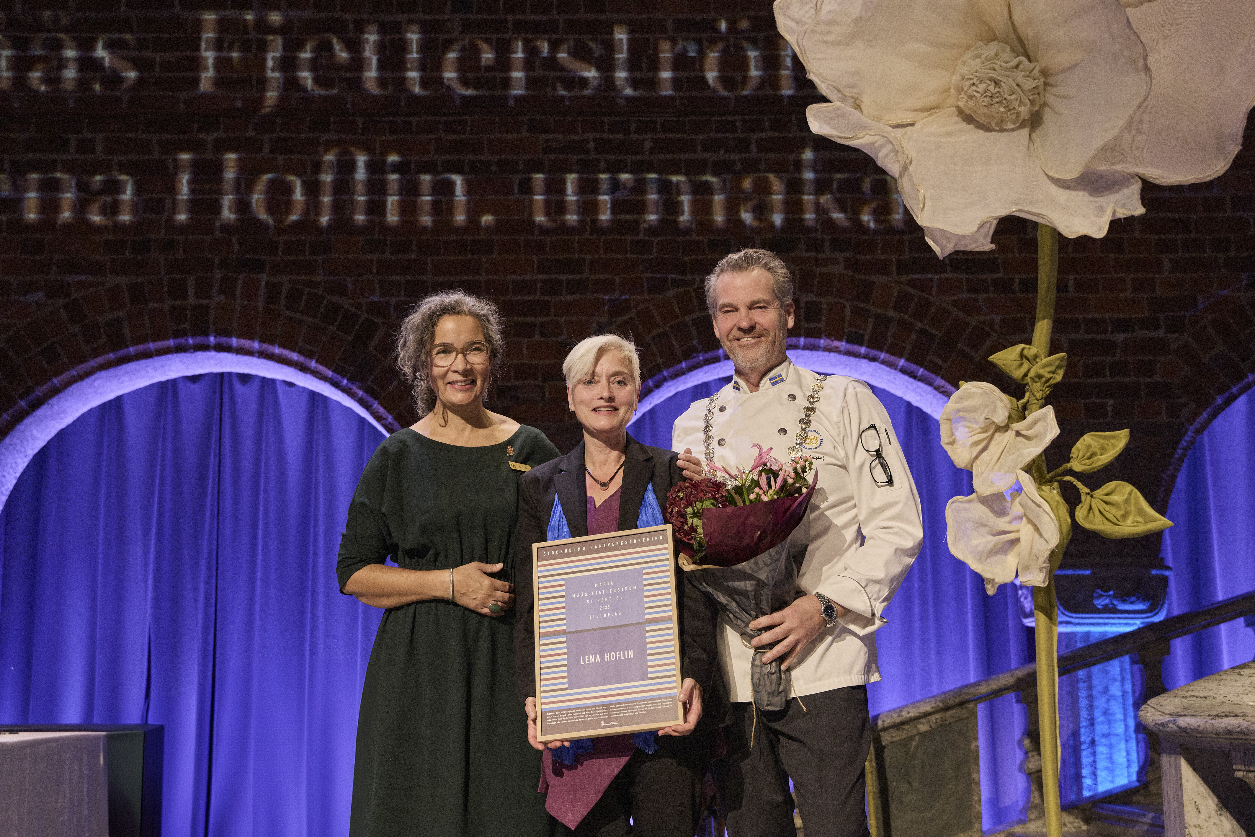 Lena tar emot priset