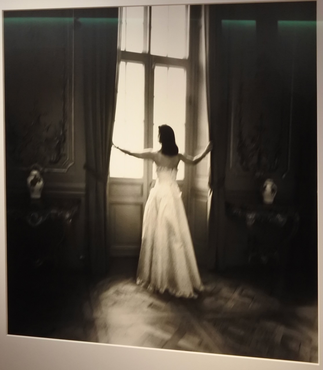 UNIK BILD. Den finländska fotografen och konstnären Denise Grünstein, som avled 2023, fick följa arbetet på Stockholms slott, där hon avbildade drottning Silvia.