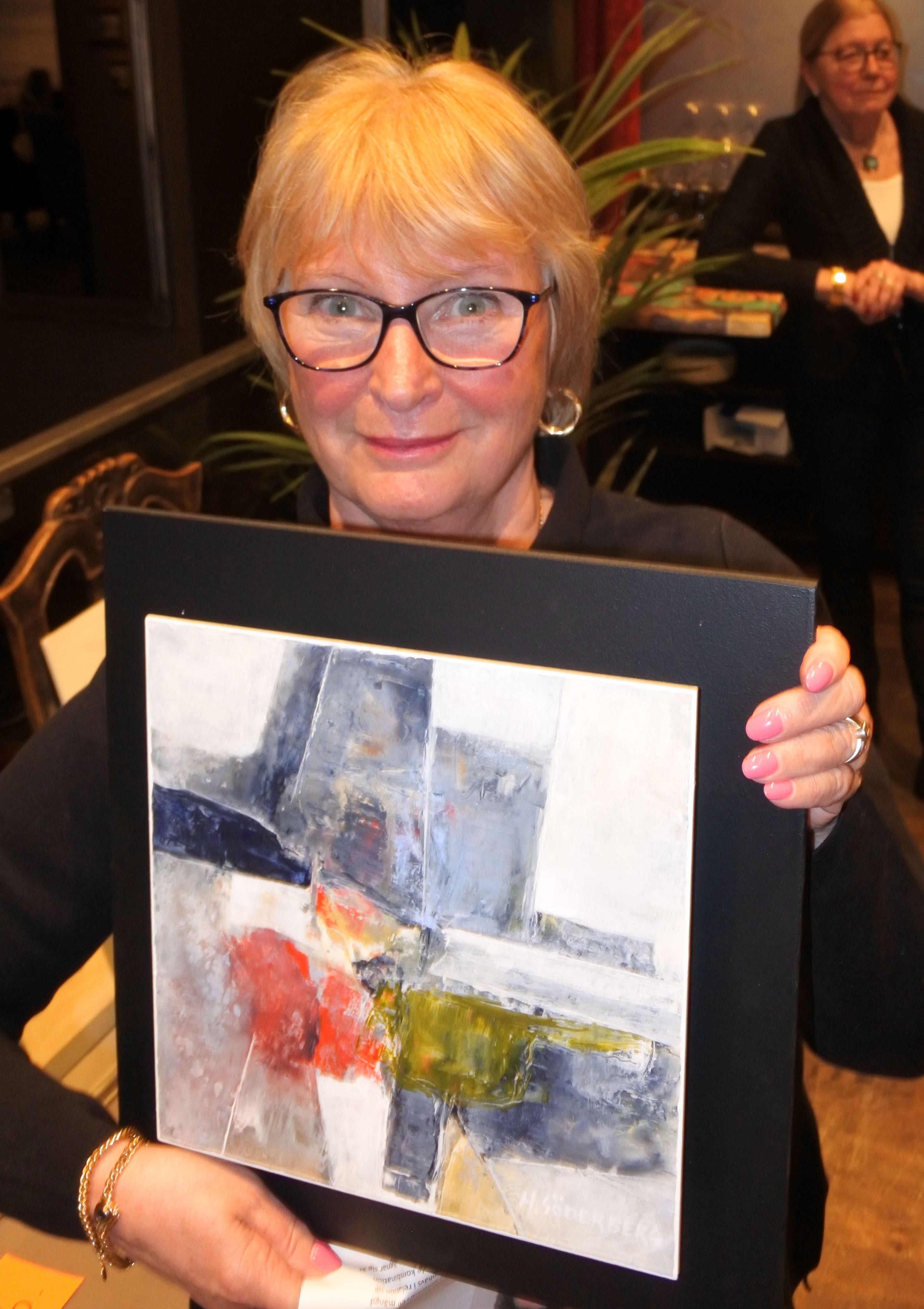 Glada artister - Carina Kennard vann mixteknik på tallrik av Hans Söderberg.